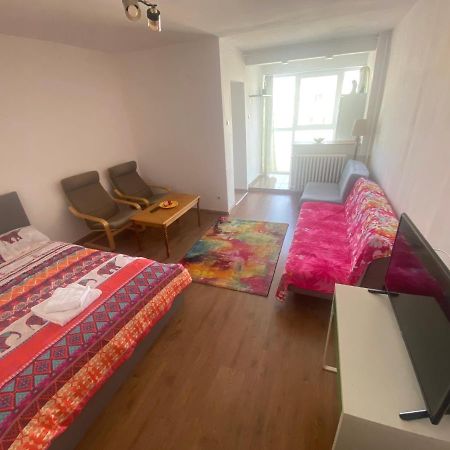 Lovely 1 Bedroom Apartment With Free Street Parking Bukurešť Exteriér fotografie